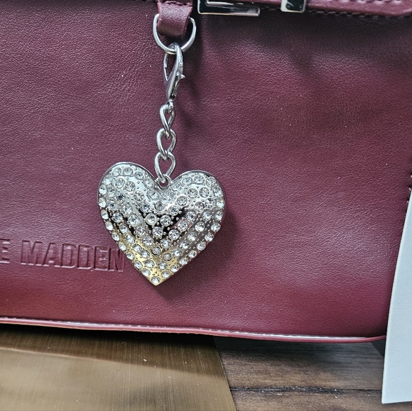 Steve Madden Burgundy Crossbody / Shoulder Bag – NWT With Heart Charm - Picture 8 of 8